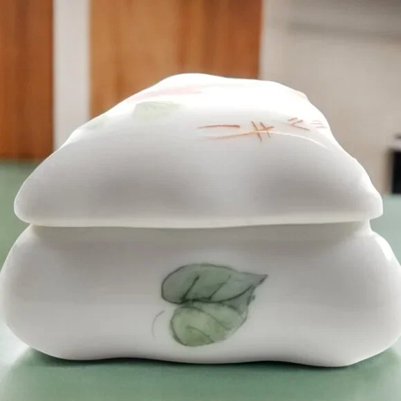 Koi Goldfish Mini Keepsake Box Scalloped White Porcelain Chinoiserie Gift Box - Picture 10 of 14